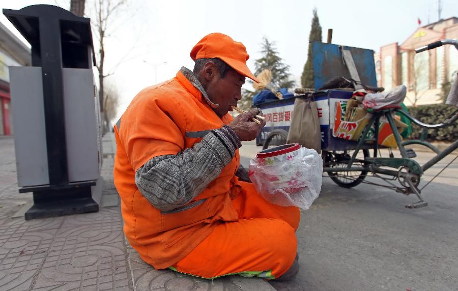 輸送帶廠家:暖心!老人高溫下賣菜城管買下送環衛工