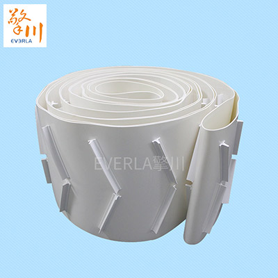 1628214965336499.jpg 優(yōu)質(zhì)食品級pu輸送帶加T型擋塊.jpg